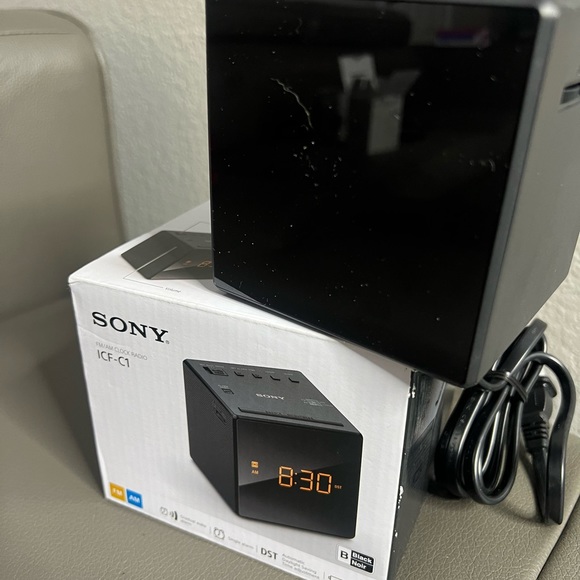 SONY ICFC1B ALARM CLOCK/PERSONAL RADIO - Picture 3 of 4